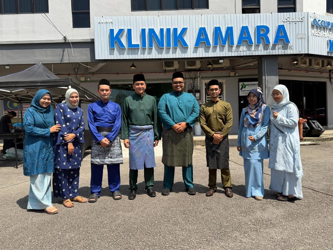 ASP ALHAYAT and Klinik Amara team in front of the clinic